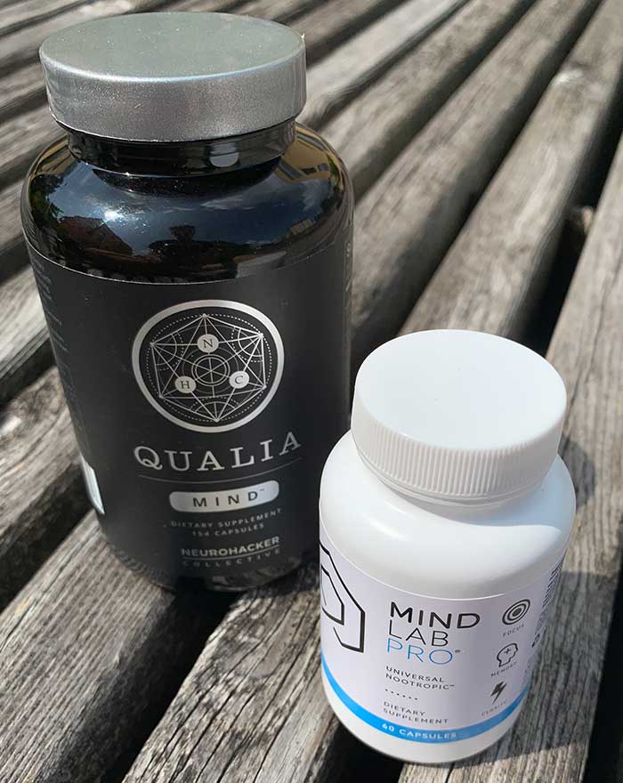 Eine Packung Qualia Mind und eine Packung Mind Lab Pro stehen nebeneinander