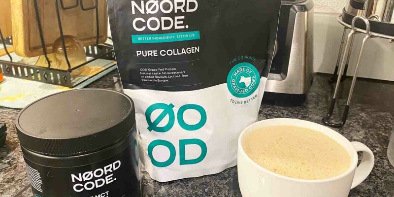 Zwei NoordCode Produkte von LiveHelfi neben einer Tasse Kaffee